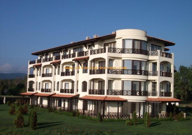 Апартаменты в комплексе Oasic Beach apartment house на курорте Лозенец, Болгария