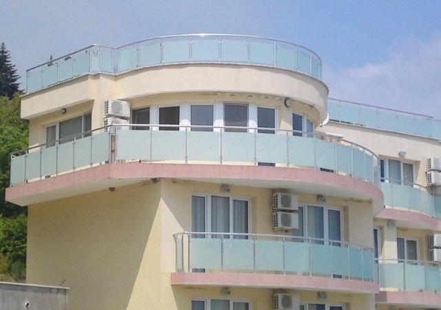 Трехкоматный апартамент-первой-линии-моря-07