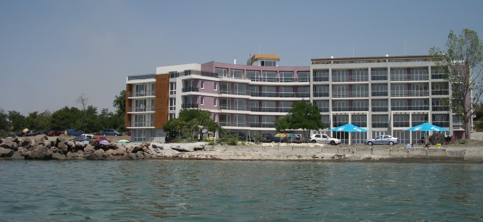 Апартаменты в курортном комплексе Villmar beach на морском берегу вблизи города Поморье, Болгария