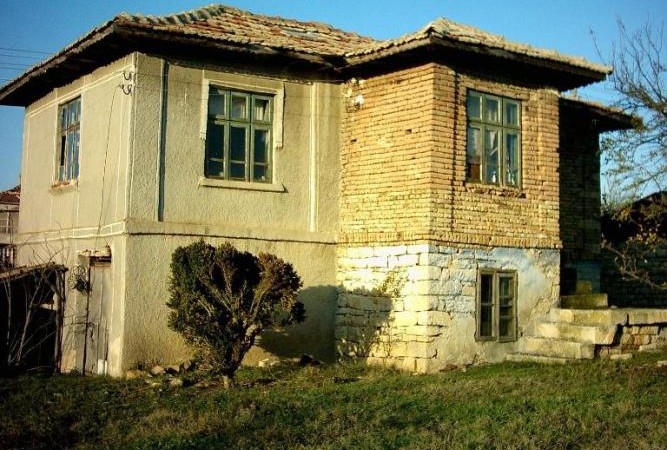 Сельский дом в поселке Момчилово, Болгария