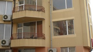Обзаведен тристаен апартамент в комплекс на 20 метра от морето, Равда, България